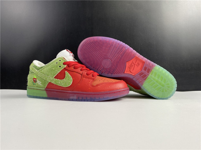 nike sb dunk low strawberry cough cw7093-601